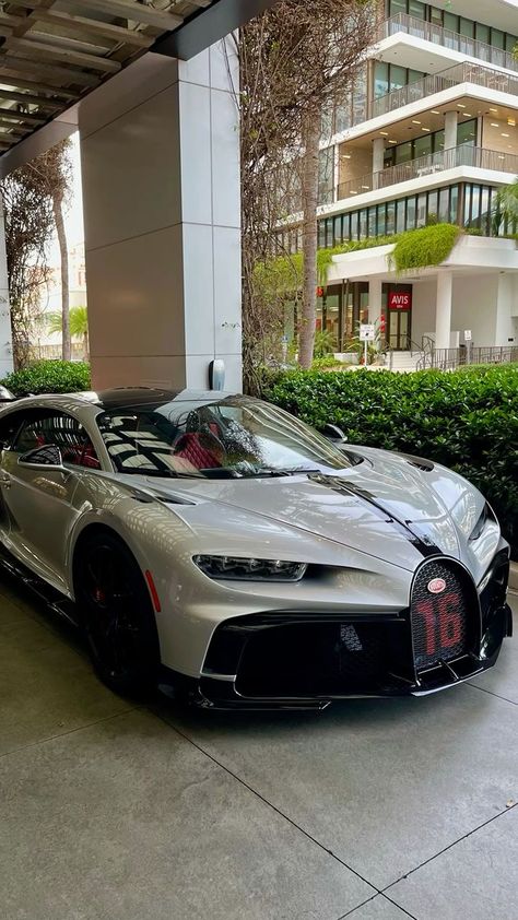 Bugatti Chiron Super Sport, Luxury Miami, Tmax Yamaha, Aesthetic Amazon, Premium Luggage, Luxury Cars Range Rover, Fuel Efficient Cars, Spring Instagram, Cars Brand