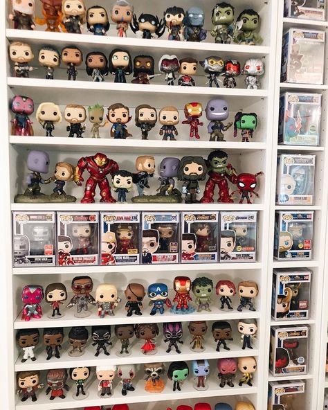 Marvel Themed Room, Funko Display Ideas, Funko Pop Display Ideas, Funko Pop Avengers, Toy Collection Display, Marvel Bedroom, Игрушки Funko Pop, Funko Pop Display, Marvel Room