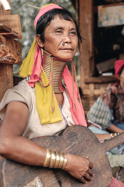 He did in fact see one woman who had removed her neck rings and after three weeks, her neck had returned to its normal condition Women From Different Countries, Germanic Tribes Women, Central African Women, Neck Stretching, Interesting Portraits, People Of Tamil Nadu, Gond Tribe People, Beauty Land, Neck Rings