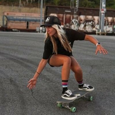 Skateboarder Costume, Surf Aesthetic Outfit, Skater Photoshoot, Movement Reference, Surfer Girl Outfits, Workout Basketball, Skater Chick, Skater Hoodie, Iv Infusion