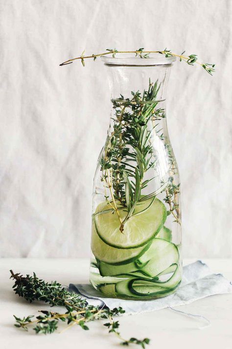 Detox Cleanse Water, Water Detox, Smoothie Fruit, Batch Cocktails, Infused Water Recipes, Fruit Infused Water, Detox Water Recipes, Healthy Water, Fruit Infused