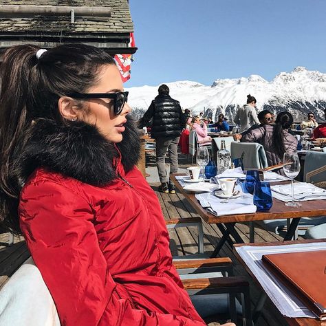 When you change the way you look at things, the things you look at change...  #salastrains #stmoritz #ontopoftheworld Mountain Outfits, Apre Ski, Weather Clothes, Ski Mountain, Go Skiing, Travel Luxury, Olivia Culpo, St Moritz, Winter Vacation