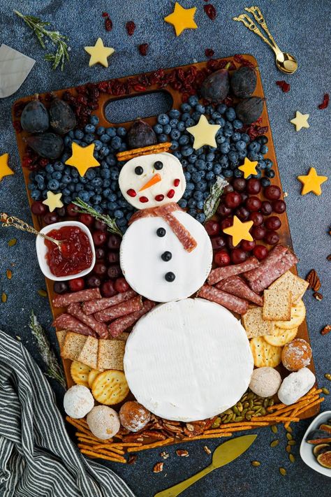 Snowman Charcuterie Board Snowman Charcuterie, Christmas Snack Tray, Grammas Recipes, Christmas Charcuterie Board Ideas, Christmas Veggie, Veggie Board, Christmas Treats To Make, Christmas Charcuterie Board, Christmas Charcuterie