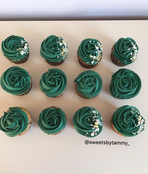 Forest Green Cupcakes Ideas, Green Theme Bday Party, Emerald Green Icing Color, Hunter Green Cupcakes, Emerald Wedding Cupcakes, Emerald Green Graduation Cake, Green Wedding Cupcakes Ideas, Forest Green Wedding Cupcakes, Emerald Green And Gold Wedding Cake And Cupcakes