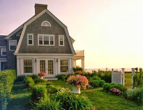 Nest by Tamara's WHY IN DESIGN column: the history & beauty of gambrel roofs in architecture Nantucket Exterior, Nantucket Style, Gambrel Roof, Dream Beach Houses, Casas Coloniales, Dutch Colonial, Casa Exterior, Design Apartment, Beach Homes