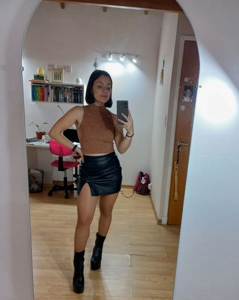 #polleraengomada #topnude #toppolera #botasbratz #botasnegras #outfitnoche #outfitdisco #outfitfaldanegra Outfit Bar, Instagram Photo, Photo And Video, Instagram