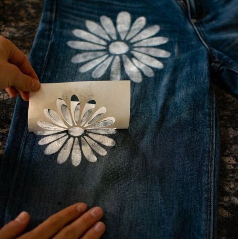 Creative Jackets, Custom Jeans Diy, Jeans Tutorial, Hippie Jeans, Sewing Vintage, Flower Jeans, Altered Clothing, Upcycle Clothes Diy, Bleached Jeans