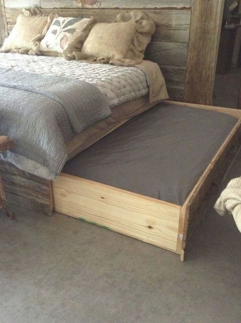 Wooden dog bed attached to main bed. If you have a dog that loves to sleep in your room here is the perfect co-sleeping arrangement. Wooden Dog Bed, Zimmer Diy, Diy Dog Bed, Folding Bed, Diy Bed Frame, Bed Tent, Dog Rooms, Diy Dog, Murphy Bed