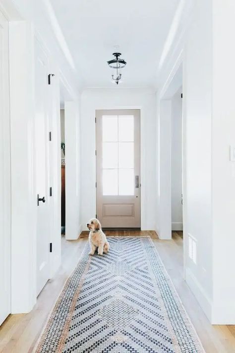 How to Style an Entry Hallway. Ideas to transform your long boring hallway or foyer with this timeless and easy style ideas. Long Foyer, Diy Foyer, Foyer With Stairs, Stairs Foyer, Kate Marker Interiors, White Stairs, Wall To Wall Carpet, Apartment Entrance, Foyer Entrance