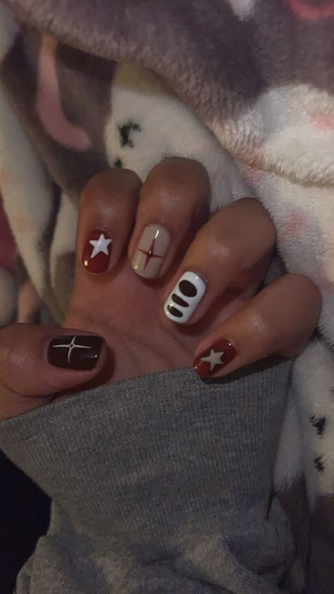 Easy Star Nails, Star Pedicure, Wrestling Nails, Brown Star Nails, Brown And Red Nails, Nail Art Merah Maroon, Red And Brown Nails, Red And Black Nails Short, Red Black And White Nails