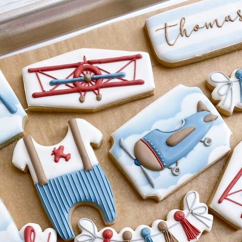 Veronica Miller on Instagram Plane Cookies Decorated, Airplane Baby Shower Cookies, Airplane Cookies Decorated, Plane Cookies, Decorated Desserts, Airplane Cookies, Train Cookies, Airplane Baby Shower, Airplane Theme