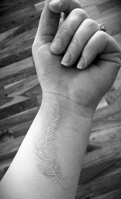 White Feather Tattoos, Ink Feather, Feather Tattoo Wrist, Wrist Tattoos Girls, Tattoo White, White Ink Tattoo, Small Wrist Tattoos, Tattoo Girls, Feather Tattoo