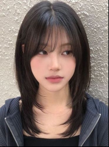 Trendy Korean Haircut For Women, Kpop Straight Hair, Side Fringe Straight Hair, Side Bangs Middle Part, Korean Soft Bangs, Asian Fringe Bangs, Mid Straight Hair, Wispy Bangs And Face Framing Layers, Bangs With Medium Hair Straight