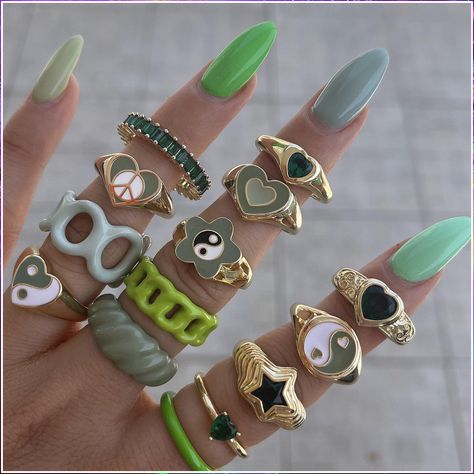 Jewelry Fashion - Discover Your Inspiration - Act swiftly or you will missed it. Click for more! Hand Jewelry Rings, Preppy Jewelry, Indie Jewelry, Zierlicher Ring, Jewels Rings, Jewelry Accessories Ideas, Ring Hand, Girly Accessories, Jewelry Fashion Trends