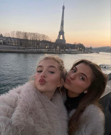 Paris Best Friend Pictures, Paris Besties Aesthetic, Paris Aesthetic Best Friends, Paris Friends Pictures, Paris Girls Trip Aesthetic, Paris Photo Ideas Friends, Paris With Friends Aesthetic, Paris Friends Aesthetic, Paris With Best Friend