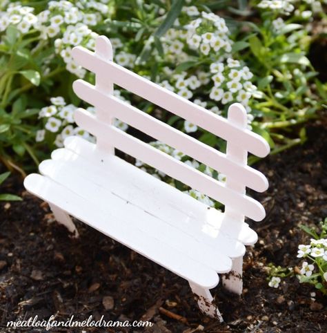 This easy DIY fairy garden is so simple to make and doesn't take up a lot of space. It's a fun way to spruce up your deck or patio! Shed Inspiration, Zen Backyard, Planting Tomatoes, Garden Decks, Kids Fairy Garden, Urban Ideas, Diy Fairy Garden, Fun Backyard, Urban Backyard