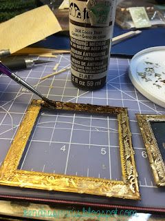 Kendra's Minis: Tutorial - Miniature Faux Carved Gilded Frames Doll Furniture Tutorial, Dollhouse Tutorials, Dollhouse Miniature Tutorials, Miniature Tutorials, Style Steampunk, Dollhouse Miniatures Diy, Diy Picture Frames, Mini Frames, Miniature Diy