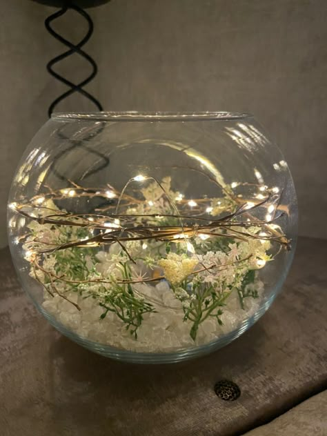 Round Glass Bowl Decor Ideas, Round Glass Vase Decor Ideas, Round Bowl Flower Arrangements, Fishbowl Decor, Fish Bowl Decor, Wedding January, Glass Bowl Decor, Round Glass Vase, Bowl Decor