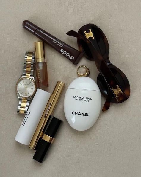 Purse Essentials, Handbag Essentials, Vogue Beauty, Chanel Makeup, What In My Bag, Classy Aesthetic, Old Money Aesthetic, Essential Bag, Rich Girl