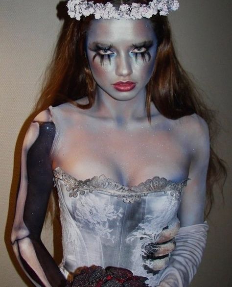 Corpse Bride Makeup, Halloween Bride Costumes, Halloween 2009, The Corpse Bride, Corpse Bride Costume, Emily Corpse Bride, Bride Costume, Celebrity Halloween Costumes, Couples Halloween