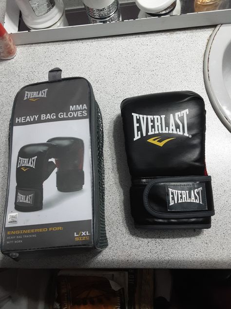 Nice Boxing Gloves Heavy Bag Training, Everlast Boxing Gloves, Everlast Boxing, Heavy Bags, Boxing Gloves, Dc Sneaker, Boxing, Gloves, Gaming