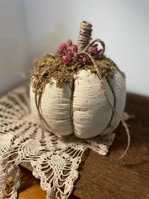 Beautiful handmade pumpkin made from an old quilt. The outside of the quilt was tattered so I used the underside of the quilt to show the stitching. I think it turned out great! However, it is made from a very old quilt at least 75-100 years old so there may be some imperfections. Shabby Chic Pumpkins, Pumpkin Wreath Diy, Fall Pumpkin Centerpieces, Pumpkin Uses, Fall Wood Crafts, Fall Pumpkin Crafts, Pumpkin Centerpieces, Fall Table Decor, Antique Quilt