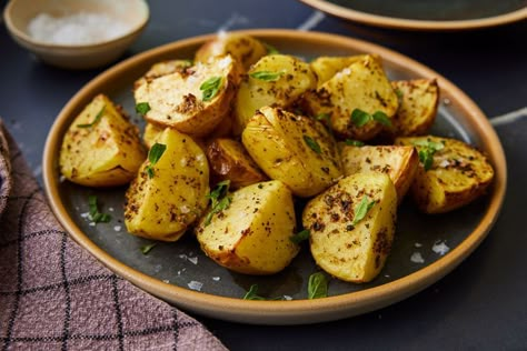 Oven Garlic, Potatoes Wedges, Potatoes Oven, The Best Potatoes, Best Potatoes, Tuscan Salmon, Parmesan Potato, 5 Ingredient Dinners, Potatoes Recipes