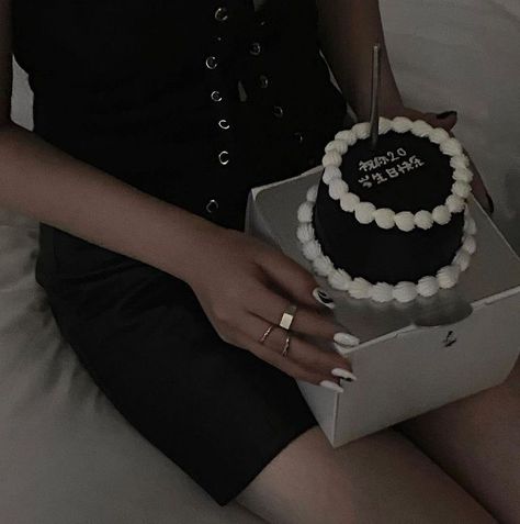 Small Cake Photoshoot, Small Black Birthday Cake, Cake Mini Aesthetic, Black Mini Cake, Small Black Cake, Black Birthday Cake Aesthetic, Black Birthday Aesthetic, Black Bday Cake, Birthday Cake Aesthetic Black