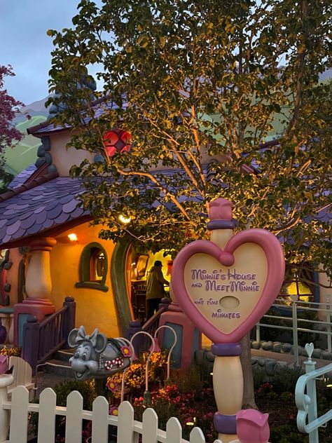 toontown, disneyland Minnie Mouse House Disneyland, Pastel Disney Aesthetic, Disneyland Architecture, Disneyland February, Disneyland Aesthetic California, Disneyland Nostalgia, Toontown Disneyland, Disneyland Toontown, Fantasyland Disney