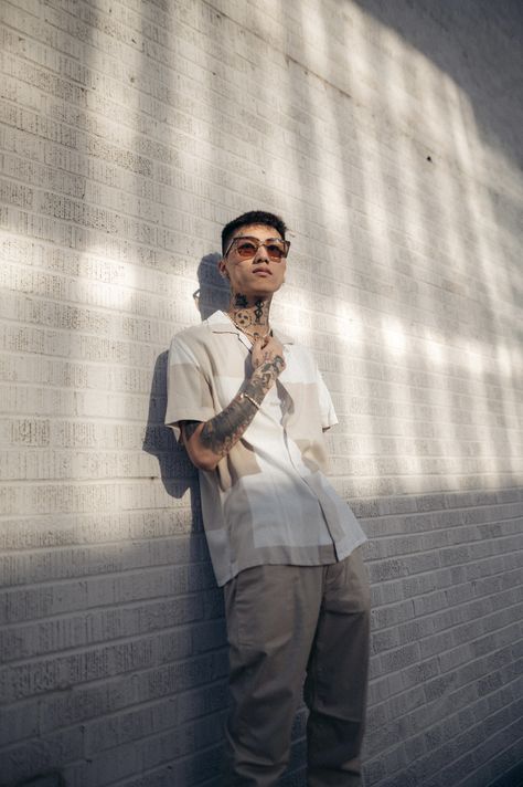 Casual Pose For Men, Lean Against Wall Pose, Poses Leaning, Man Leaning Against Wall, Pose For Men, Man Wearing Sunglasses, Tattooed Man, Men Pictures, Men Photography