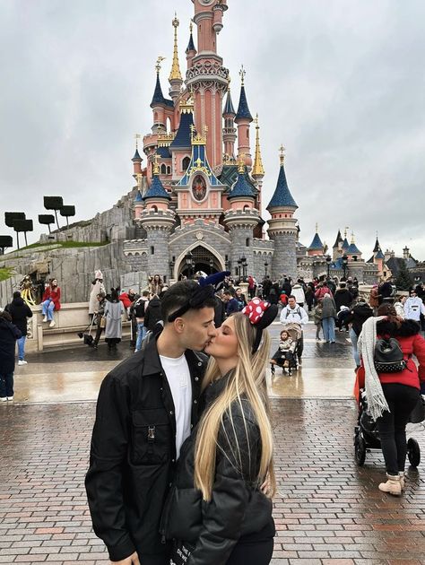 Disneyland Couples Outfits, Disneyland Couples Pictures, Disney Couple Outfits, Paris Picture Ideas, Paris Couple Pictures, Gabriel Martinelli, Disney Poses, Paris Couple, Disneyland Photos