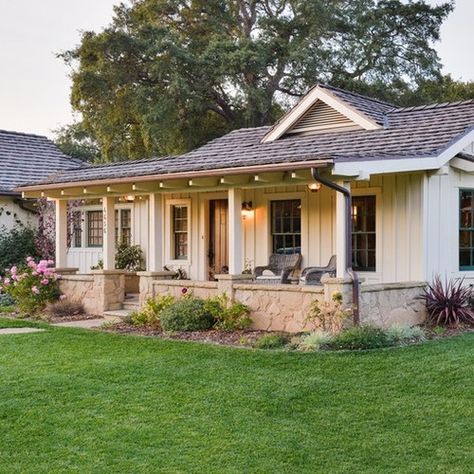 Ranch Porch Home Design Ideas, Pictures, Remodel and Decor Ranch Farmhouse Exterior, Modern Farmhouse Exterior One Story, California Ranch Style Homes, White Home Exterior, Ranch House Remodel, Ranch House Exterior, Ranch Remodel, Farmhouse Architecture, Cottage Coastal