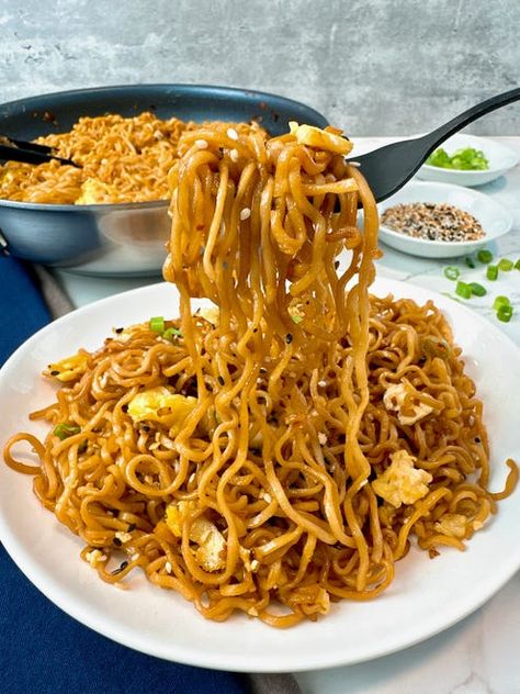 Healthy Ramen Noodle Recipes, Stir Fry Ramen Noodles, Tiktok Ramen, Top Ramen Recipes, Top Ramen Noodles, Ramen Noodle Recipes Easy, Fried Ramen, Ramen Dinner, Fried Pasta