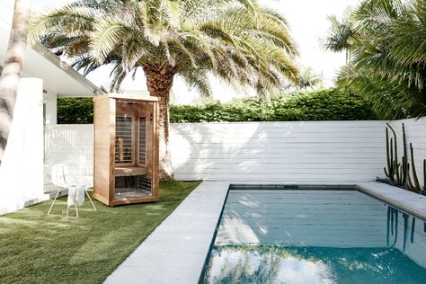 ACCOMM FEATURE: Beautiful Outdoor Spaces | Byron Beach Abodes Byron Beach, Byron Bay Beach, Porter Paint, Australian House, Mcm House, Coastal Holiday, Beautiful Outdoor Spaces, Home Exercise Routines, Cabin Style