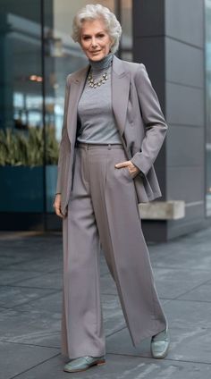 Older Woman Outfit, Stylish Outfits For Women Over 50, Baggy Clothes, French Women, Fashion Mistakes, Autumn Outfit, Style Mistakes, Wearing Clothes, Office Outfits