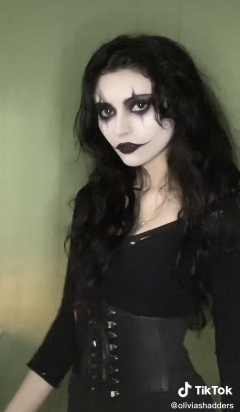 The Crow Woman Costume, The Crow Costume Female, Halloween Costumes Emo, The Crow Makeup For Women, The Crow Inspired Makeup, The Crow Makeup, Vampire Costume Ideas Women, Crow Halloween Costume, The Crow Cosplay Female