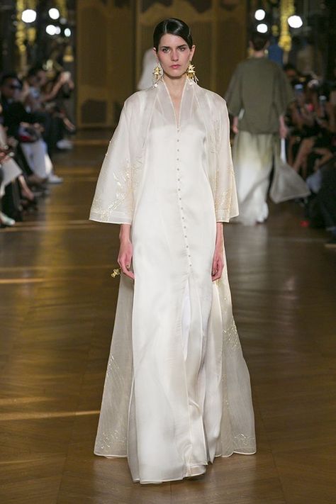 PFW: Heaven Gaia Spring Summer 2017 Collection - DSCENE Heaven Gaia, Silk Tapestry, Malay Wedding Dress, Gaun Abad Pertengahan, Baju Kahwin, Nikah Outfit, Nikah Dress, Bride Dress Simple, Chinese Style Dress