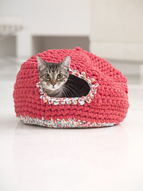 free-crochet-cat-bed-pattern Cat Bed Pattern, Crochet Cat Bed, Confection Au Crochet, Crochet Decoration, Lion Brand Yarn, Crochet Dog, Dog Sweaters, Crochet Cat, Love Crochet