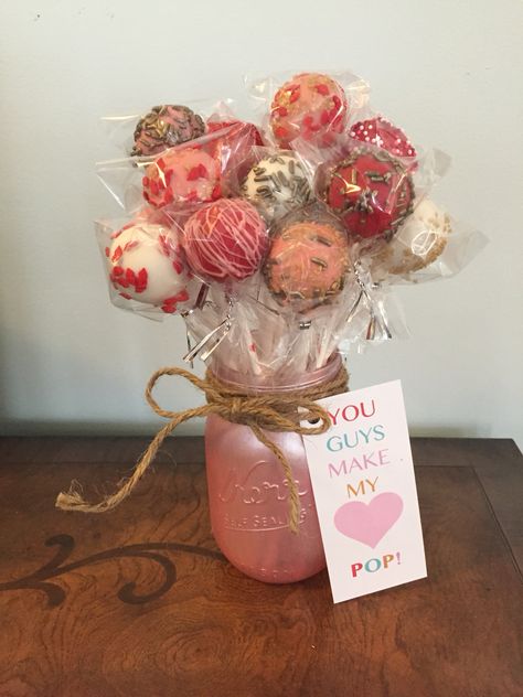 You make my heart pop! - Bouquet of cake pops in a mason jar painted with pink pearl paint. Perfect gift for any occasion! Bouquet Of Cake Pops, Diy Cake Pop Bouquet, Cake Pops Gift Ideas, Cake Pop Bouquet Ideas, Cake Pop Bouquet Birthday, Cake Pop Bouquet Valentine, Cake Pop Gift Ideas, Cake Pops Packaging, Cake Pop Packaging Ideas