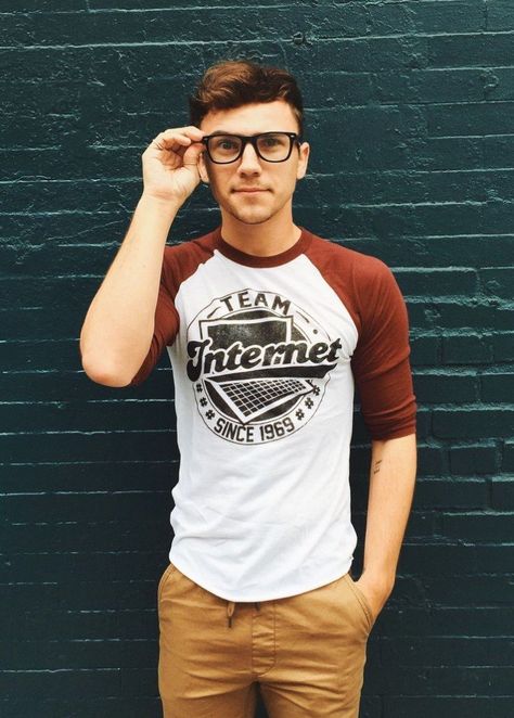 How To Dress Like Nerdy Boy? 18 Cute Nerd Outfits For Men Nerdy Hairstyles, Cute Nerd Outfits, Geek Outfit, Movie Inspiration, Nerd Aesthetic, Geek Style, Nerdy Guys, Cute Nerd, Nerd Outfits