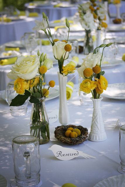 yellow and white wedding Yellow Floral Table Arrangements, Yellow Flowers Table Decor, Yellow And White Centerpieces Simple, Yellow And White Table Decor, Yellow Wedding Table Decorations, Yellow Table Decorations, Flower Arrangements Yellow, Yellow Flower Centerpieces, Yellow Wedding Centerpieces