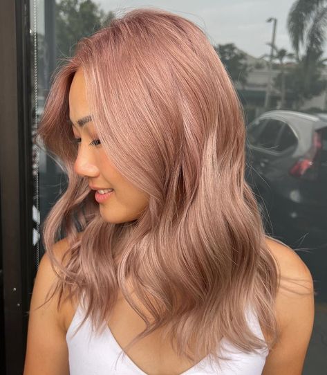 Rose Gold Spring Hair Color Rose Gold Copper Hair, Rose Beige Hair, Hair Inspiration Color Blonde, Hair Color Without Bleach, Spring Hair Ideas, Short Blonde Balayage, Rose Blonde Hair, Gold Blonde Hair, Rose Gold Hair Blonde