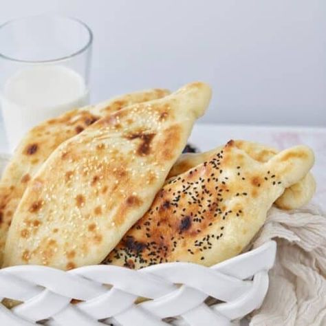 Samoon Bread | Iraqi flatbread - Arabic Bread Recipe, Iraqi Bread, Baked Flatbread, Arabic Kitchen, Iraqi Cuisine, Yummy Bread, Pita Bread Recipe, Persian Recipes, Flat Breads