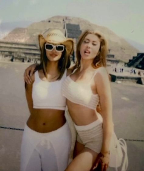 🐉 on Instagram: “@kaliuchis and @shakirakalite 👯‍♀️♥️” Kali Uchis Paparazzi, Bff Summer, Blonde Lowlights, Kali Uchis, Cute Poses, Shakira, Aesthetic Photography, My Vibe, Record Label