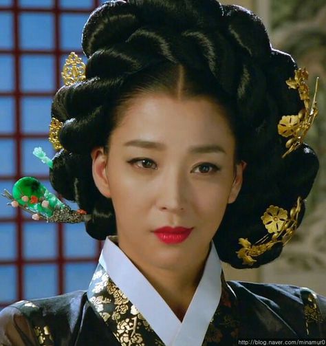 Traditional Korean Hairstyle, Korean Costume, Historical Hairstyles, Korean Hairstyles, Korea Traditional, Joseon Dynasty, Ancient Dress, Hair Projects, Female Faces