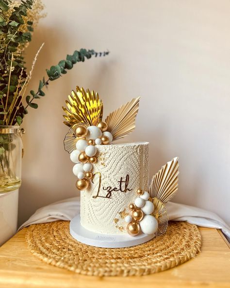 CLASSIC BOHO CAKE 🌾🥂 #bohocake #cakedecorating #cakedecorating #cakeart #cakedesign #buttercream Gold Cakes, Emerald Wedding Colors, Boho Cake, Gold Cake, Emerald Wedding, Cake Art, Wedding Colors, Butter Cream, Cake Decorating