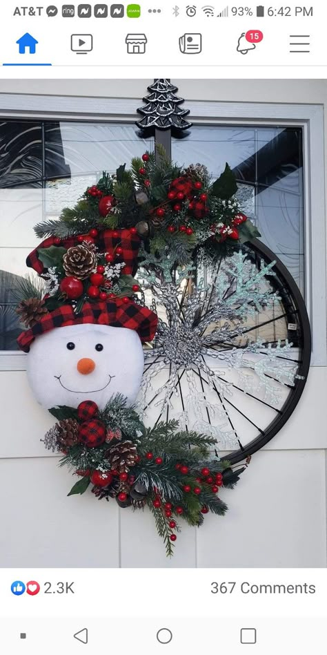 Wheel Wreath, Holiday Wreaths Diy, Bicycle Wheel, Snowman Wreath, Christmas Wreaths To Make, Christmas Decorations Diy Outdoor, Xmas Wreaths, Candy Christmas Decorations, Bike Wheel