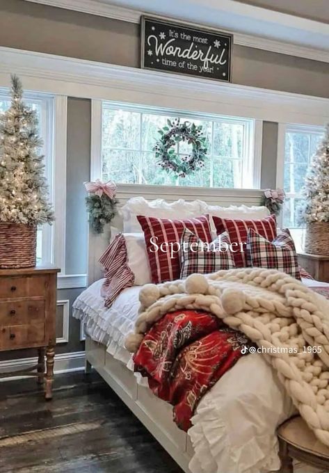 Holiday Bedroom Decor, Holiday Bedroom, Christmas Room Decor Diy, Christmas Decor Inspiration, Christmas Bedding, Christmas Decorations Bedroom, Christmas Room Decor, Christmas Bedroom, Christmas Room