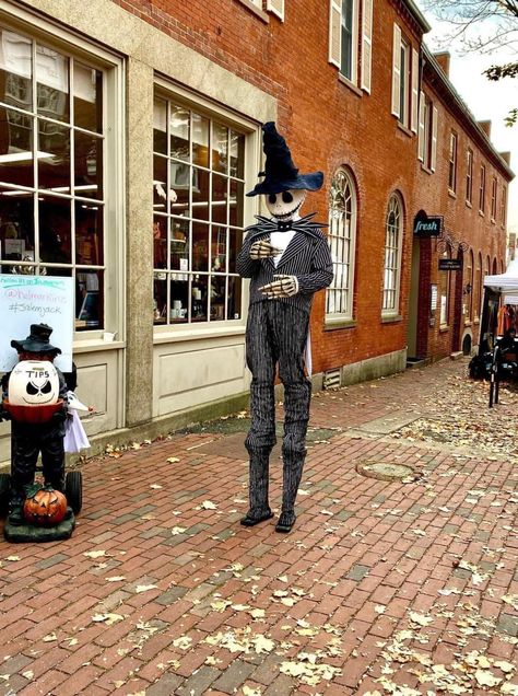 📍Salem, Massachusetts Halloween 🎃 Salem Massachusetts Halloween, Halloween In Salem, Massachusetts Halloween, Decorating For Halloween, Essex Street, Nathaniel Hawthorne, Salem Massachusetts, Salem Oregon, Landmark Buildings