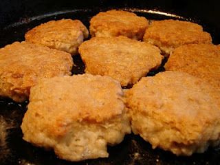 Fried oatmeal cakes! Finally, a use for leftover oatmeal! Fried Oatmeal, Leftover Oatmeal, Crispy Cakes, Oatmeal Waffles, Oatmeal Bites, Oatmeal Cake, Soy Free Recipes, Waffle Cake, Biscuit Bread